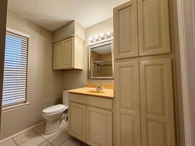 Building Photo - 2917 Zeke Bend