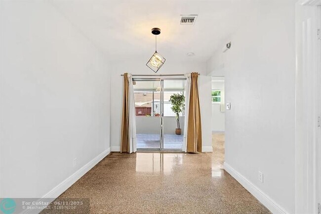 Building Photo - 530 NE 46th St