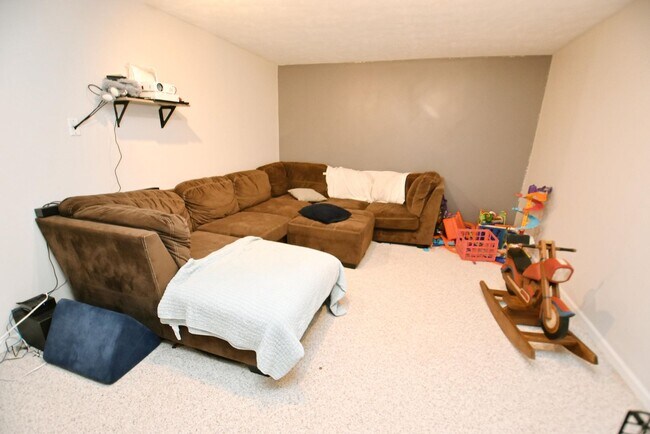Building Photo - Large 4-5 bedroom 2.5 bath home in South B...