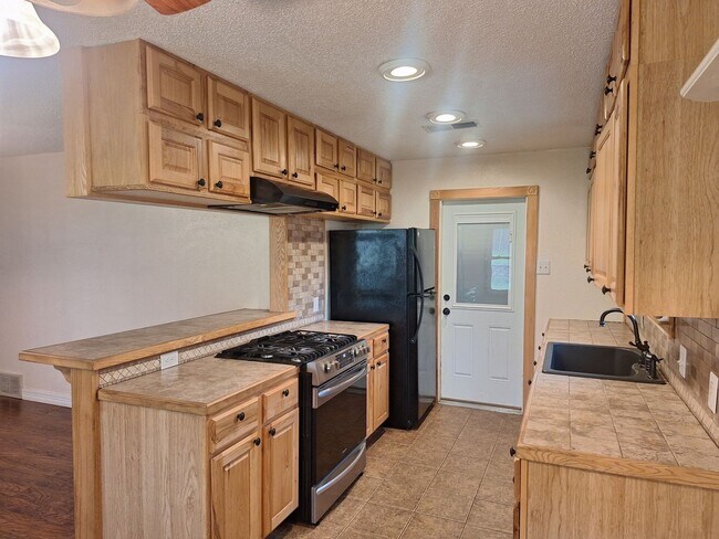 Building Photo - 3BR/2BA Home with Private Yard in Crowley