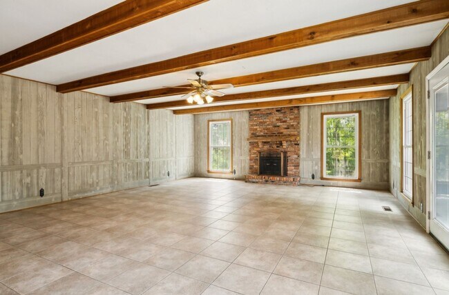 Building Photo - Very large 4 or 5 bedroom ranch in Donelso...