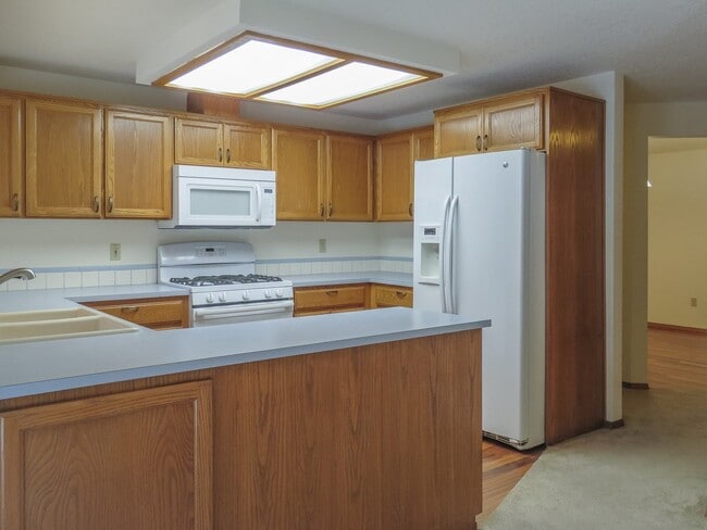 Building Photo - Charming 3 bedroom 2 bathroom home availab...