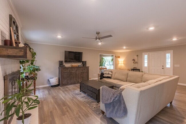 Building Photo - 210 Elliott Ct