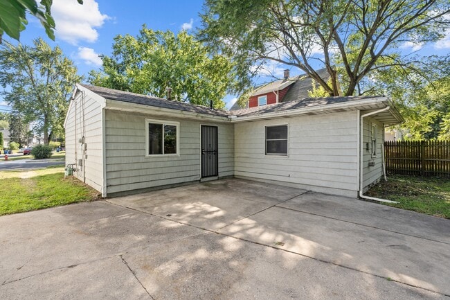 Building Photo - 2038 Airline Ave