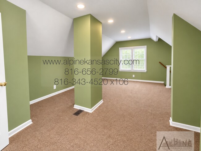 Building Photo - Cute HOUSE in Gillham Plaza, Gated Off Street Parking!