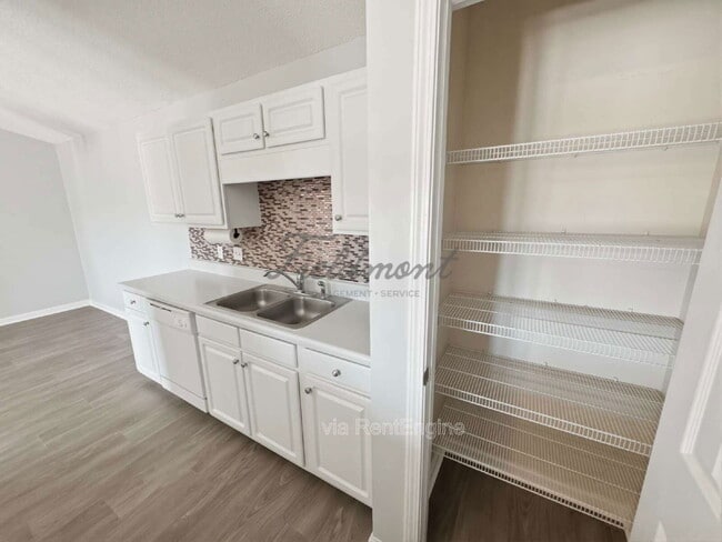 Building Photo - 107 Pelham Square Way