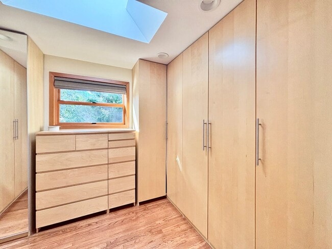 Building Photo - Stunning Mountain View Mid-Century Home in Prestigious Clyde Hill