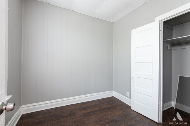 Building Photo - 1229 E 71st St