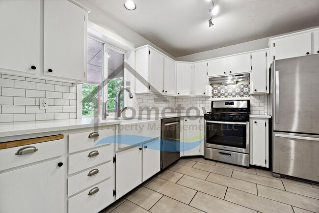 Building Photo - 4 Bedroom 4 Bathroom Home with Attached 2-...