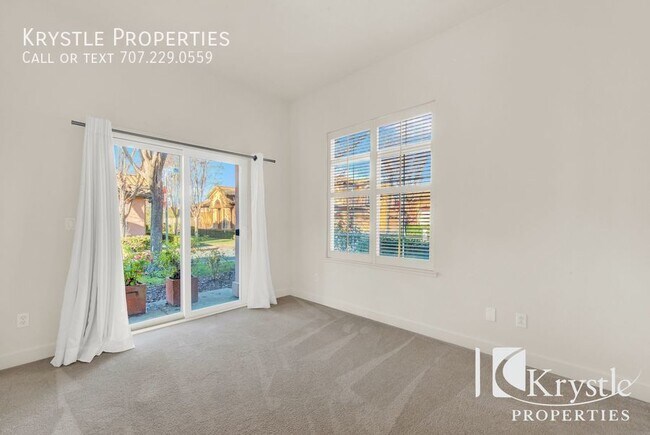 Building Photo - Gorgeous condo in beautiful Tiara gated co...