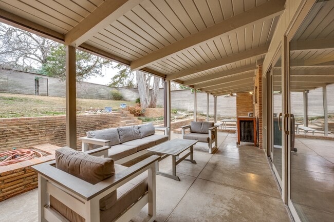 Building Photo - 524 N Manus Dr