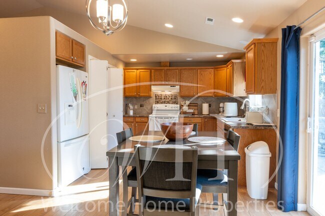 Building Photo - Conveniently Located 3 Bedroom Home with F...