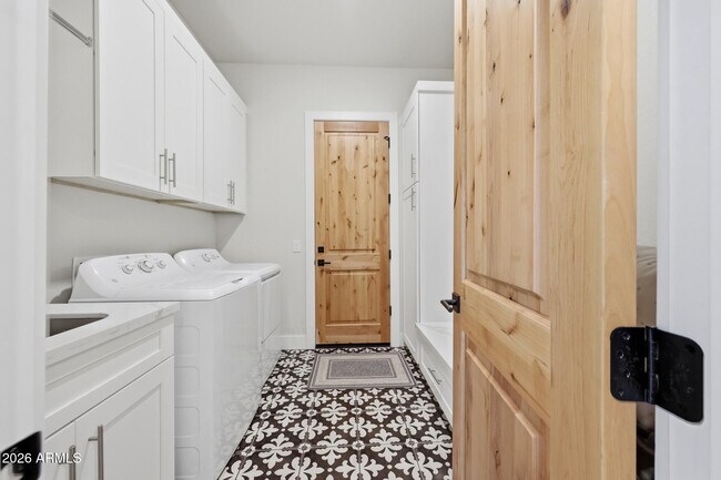 Building Photo - 6896 E Lomas Verdes Dr