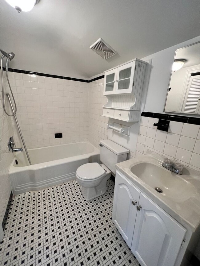 Building Photo - Stunning 4 BR/2.5 BA Single-Family Home in...