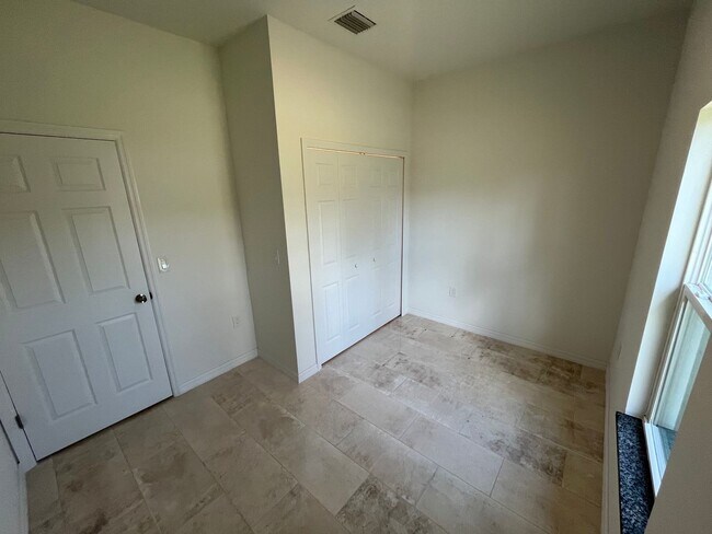 Building Photo - ASK US ABOUT FREE RENT-MOVE IN READY 3/2-L...