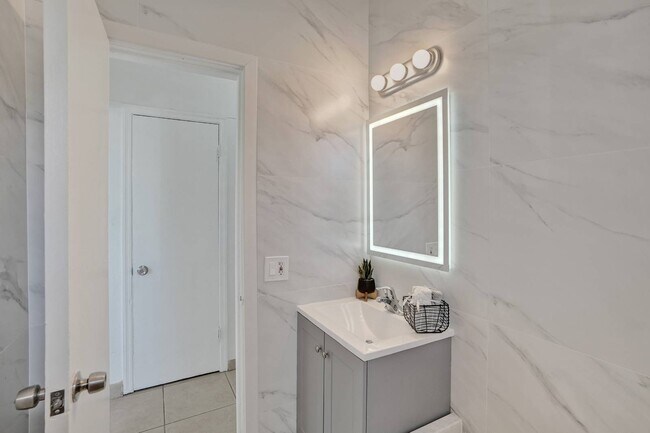 Building Photo - 2160 Bay Dr