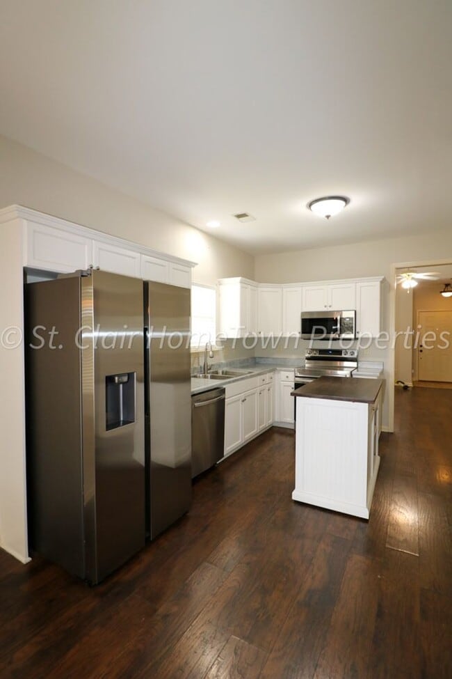 Building Photo - Desirable Community of Avalon