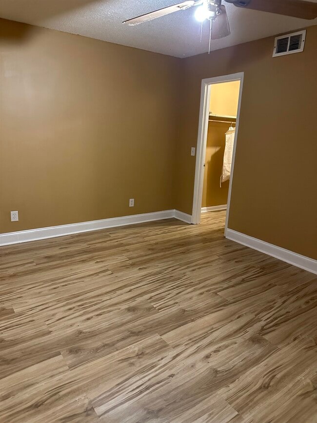 Building Photo - 405 Cambridge Cir