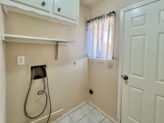 Building Photo - $1,595 Shields & Fowler, 3 Bedroom - E. Shields Ave #118, Fresno / Gated Community