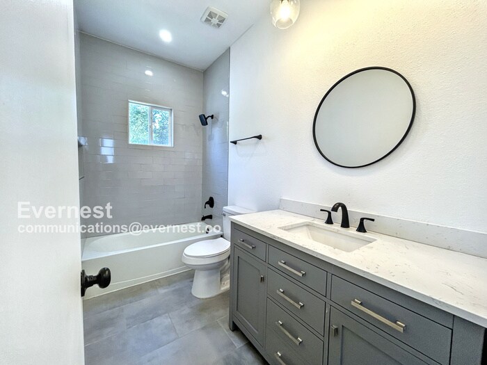 Building Photo - 1804 E Crockett St