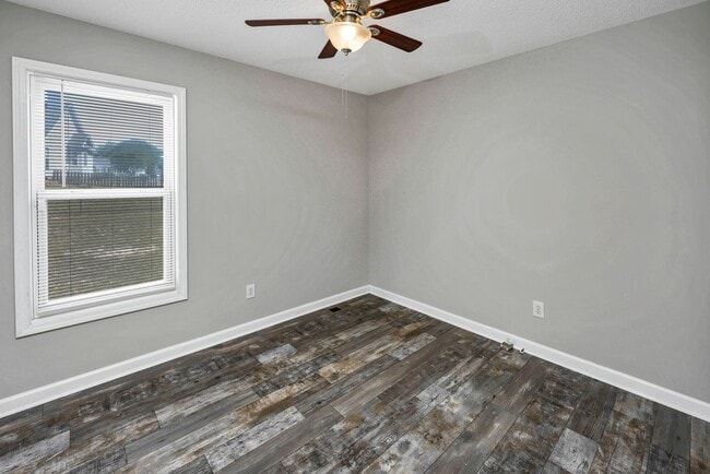Building Photo - Refined 3-Bedroom Home with New LVP Flooring in Prime West Columbia Location!