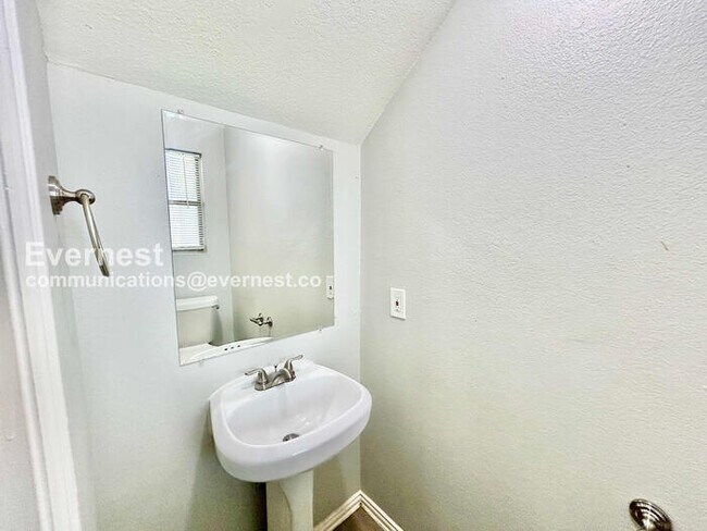 Building Photo - 152 Creek Cove Dr