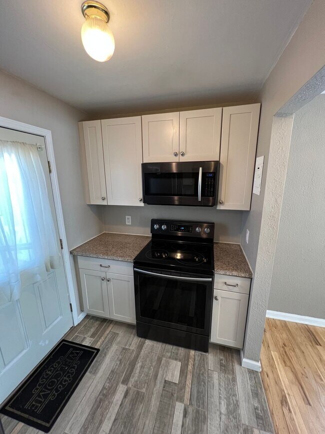 Building Photo - Cute East Denver Bungalow