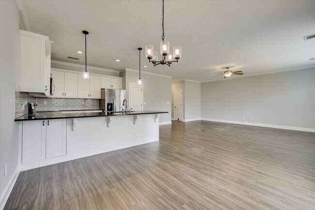 Building Photo - 445 Longmeadow Dr