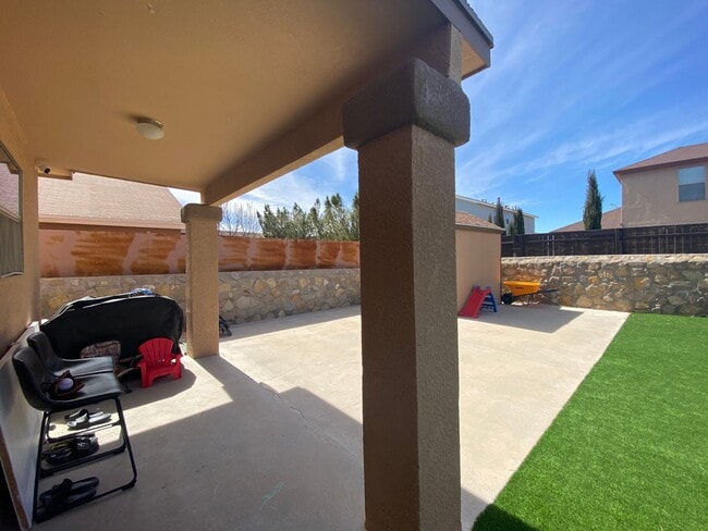 Building Photo - East El Paso 3 bed Refrig A/C next to Park!