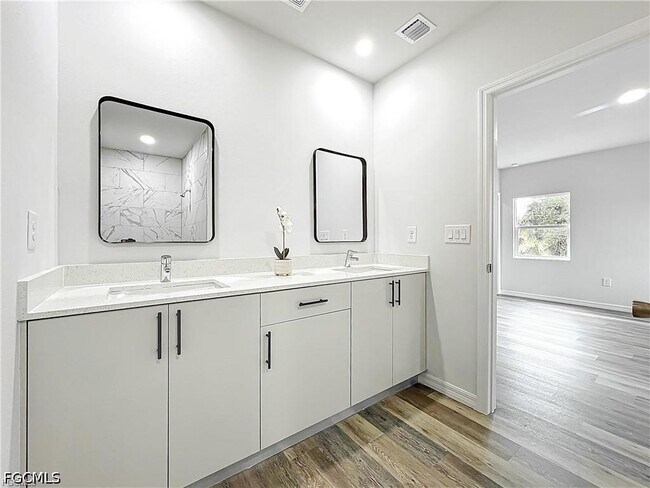 Building Photo - 912 Anthony St E