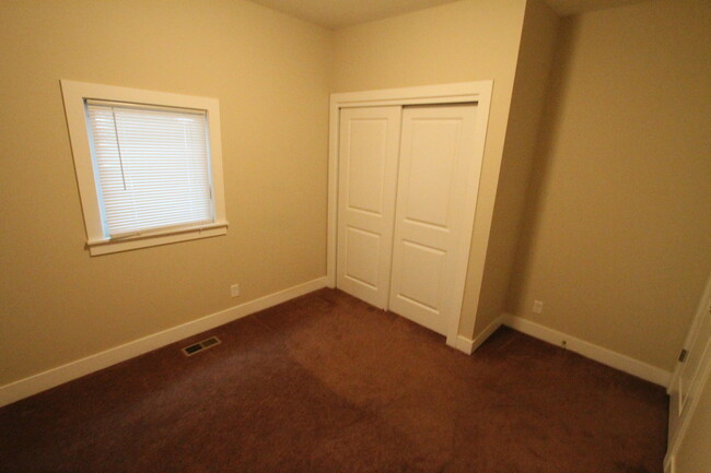 Building Photo - Remodeled 2 Bedroom Home with Garage and F...