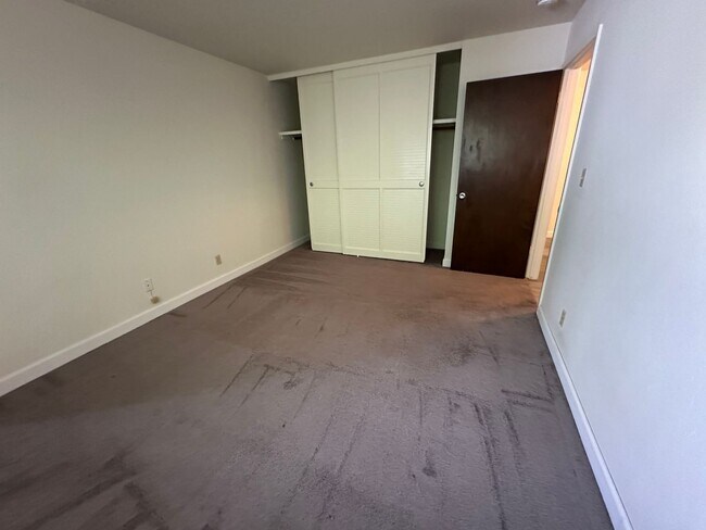 Building Photo - 2 bedroom 2 bath, large patio deck, community pool