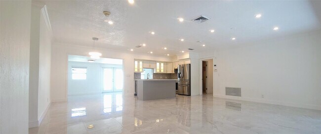 Building Photo - 1400 SE 8th Ave