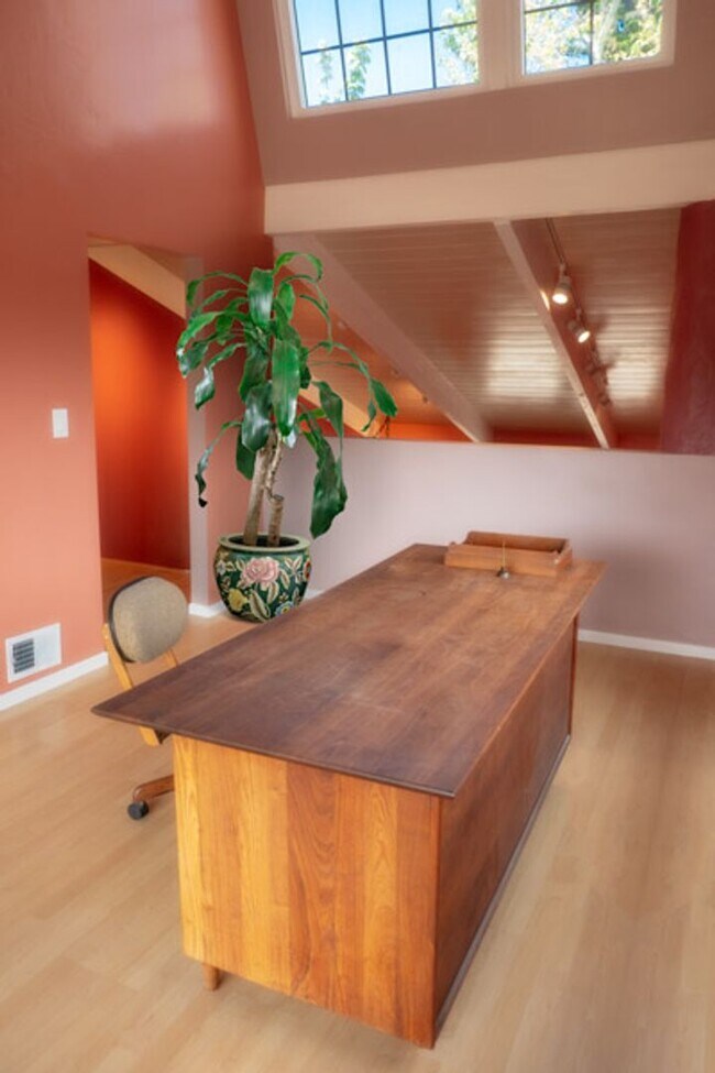 Building Photo - Spacious & Bright 3 Bedroom End Unit Condo in Prime Location