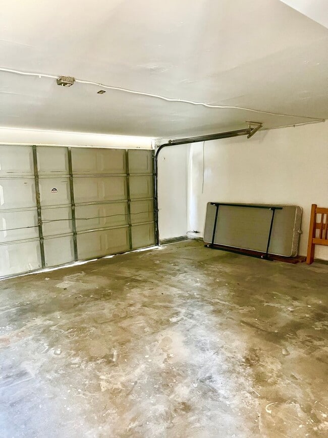 Building Photo - LARGE HOME WITH HUGE BONUS AREA