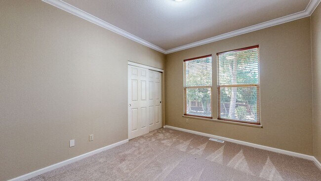 Building Photo - Gorgeous Home with private yards, large de...