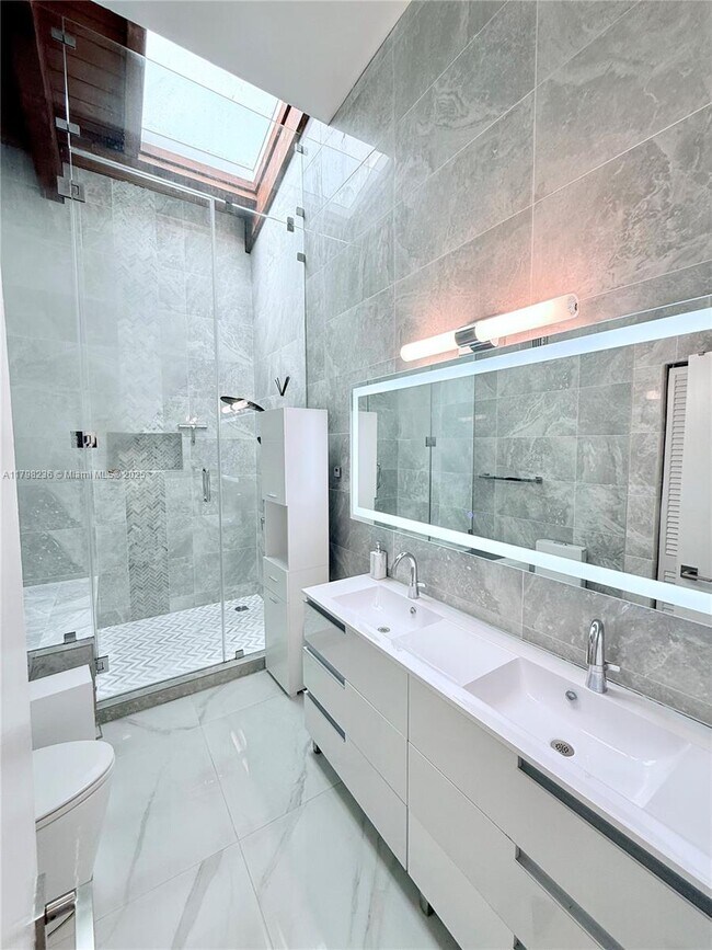 Building Photo - 2751 Parkview Dr S