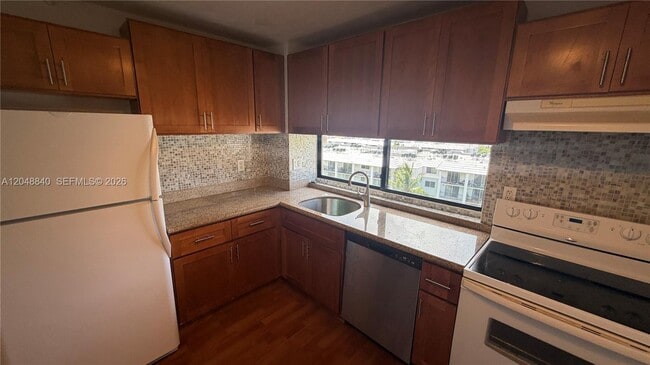 Building Photo - 17021 N Bay Rd