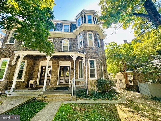 Building Photo - 146 Sumac St