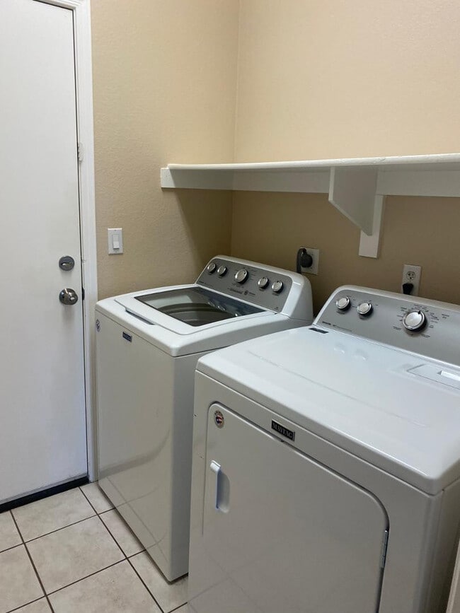 Building Photo - 1277 W Myrna Ln