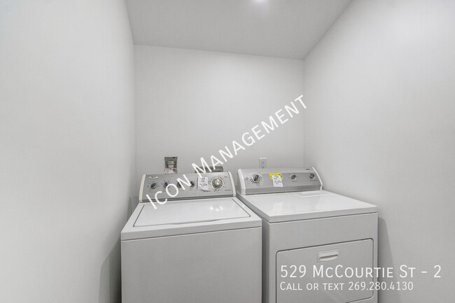 Building Photo - 1 bedroom w/ washer and dryer!