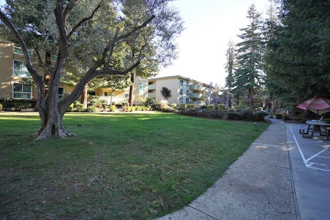 Building Photo - Beautifully Updated Condo in Great Mountai...