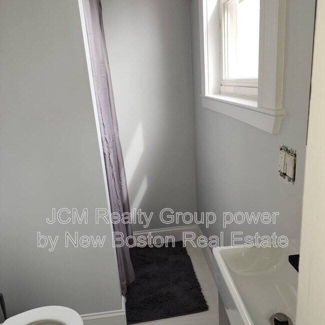 Building Photo - 10 Union Ave