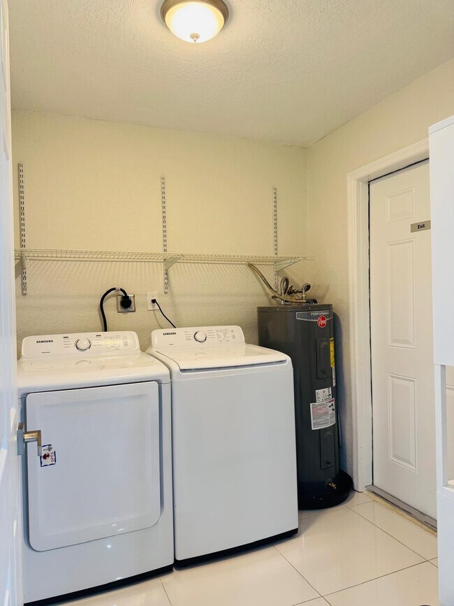 Building Photo - 4640 NE 5th Ave