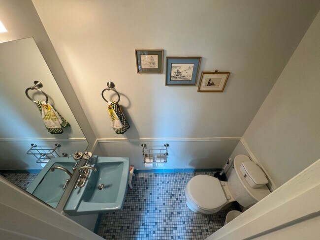 Building Photo - Refreshing 4 Bed 2/2 Bath End Unit Townhom...