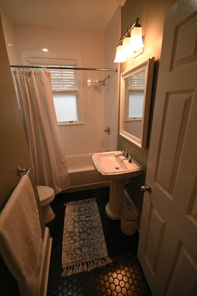 Building Photo - 408 W Park Ave