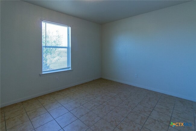 Building Photo - 400 Justin Ln
