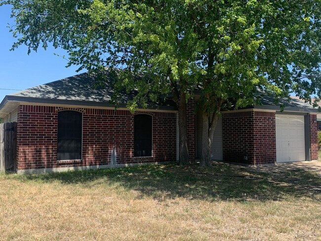 Building Photo - 3 Bdrm 1.5 Bath 1 Car Garage