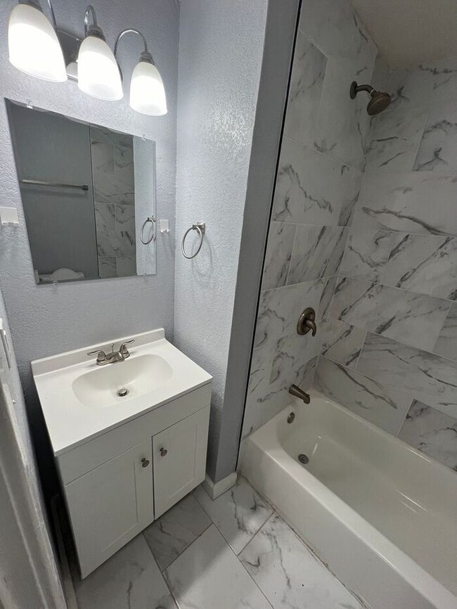 Building Photo - Spacious 5-Bedroom Home with Enclosed Porc...