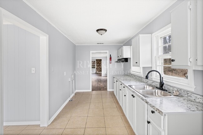 Building Photo - 2185 Slocum Ave